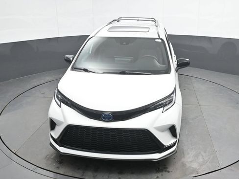 Used 2025 Toyota Sienna XSE AWD/4WD image 19