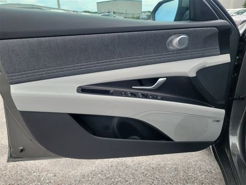 New 2025 Hyundai Elantra Limited image 16