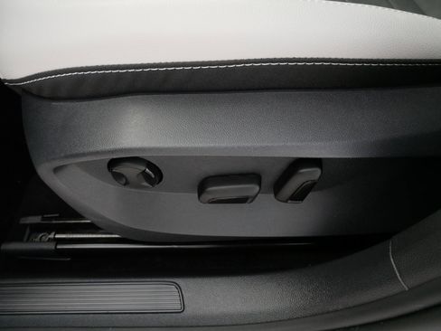 Certified 2025 Volkswagen Taos SE image 20