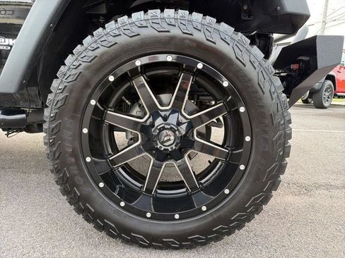 Used 2018 Jeep Wrangler Unlimited Rubicon w/ Connectivity Group AWD/4WD image 11