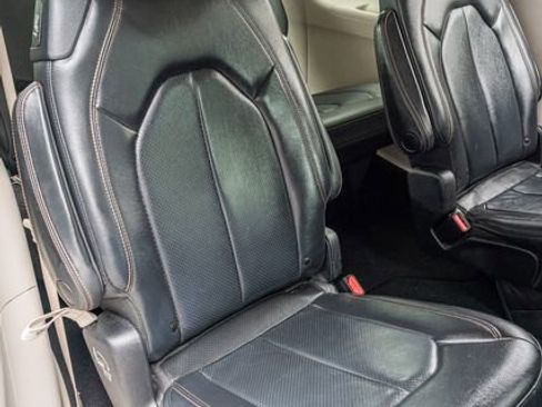 Used 2019 Chrysler Pacifica Touring-L image 38