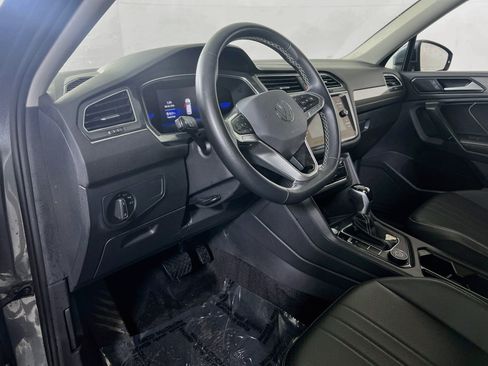 Used 2023 Volkswagen Tiguan SE AWD/4WD image 9
