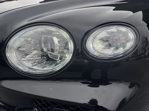 Used 2022 Bentley Bentayga AWD/4WD image 27