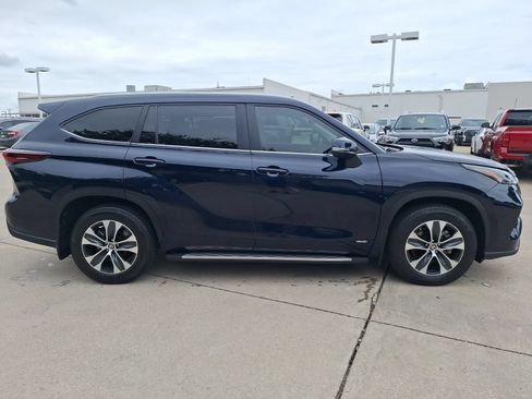 Used 2025 Toyota Highlander XLE AWD/4WD image 7
