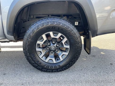 Used 2021 Toyota Tacoma TRD Off-Road w/ Technology Package AWD/4WD image 10
