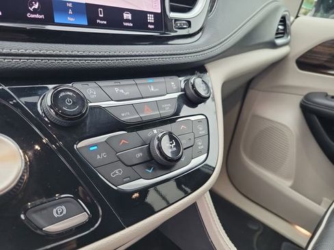 Used 2023 Chrysler Pacifica Limited FWD image 24