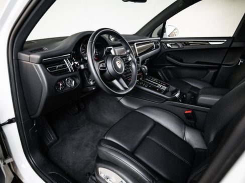 Certified 2023 Porsche Macan AWD/4WD image 4