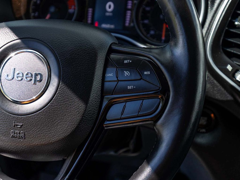 Used 2021 Jeep Cherokee Latitude Plus AWD/4WD image 23