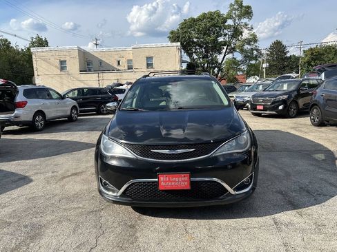 Used 2019 Chrysler Pacifica Limited FWD image 3