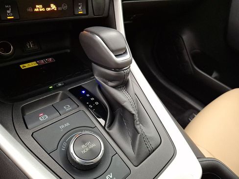 Certified 2023 Toyota RAV4 XLE Premium AWD/4WD image 4
