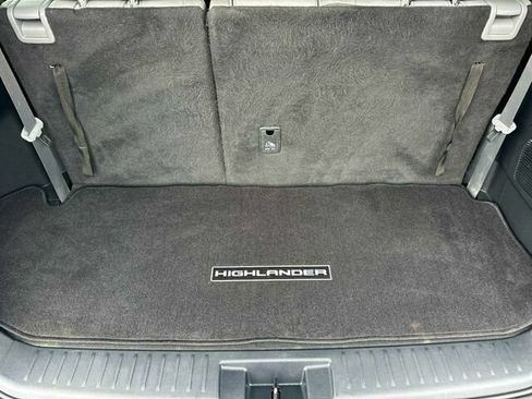 Used 2023 Toyota Highlander XLE AWD/4WD image 19