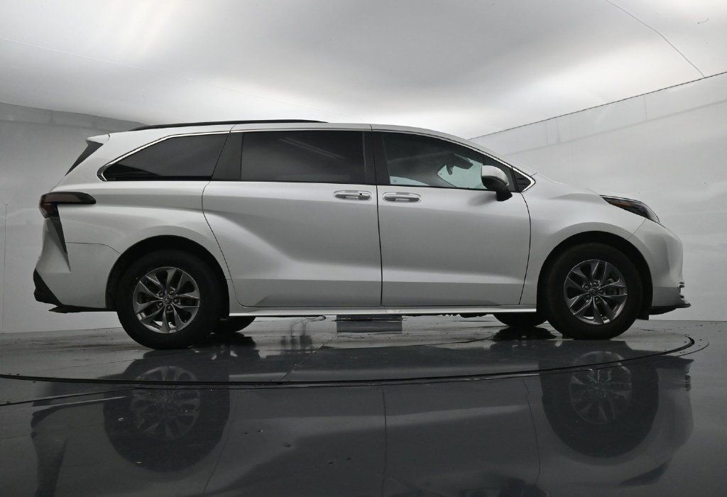 Used 2024 Toyota Sienna XLE FWD image 24