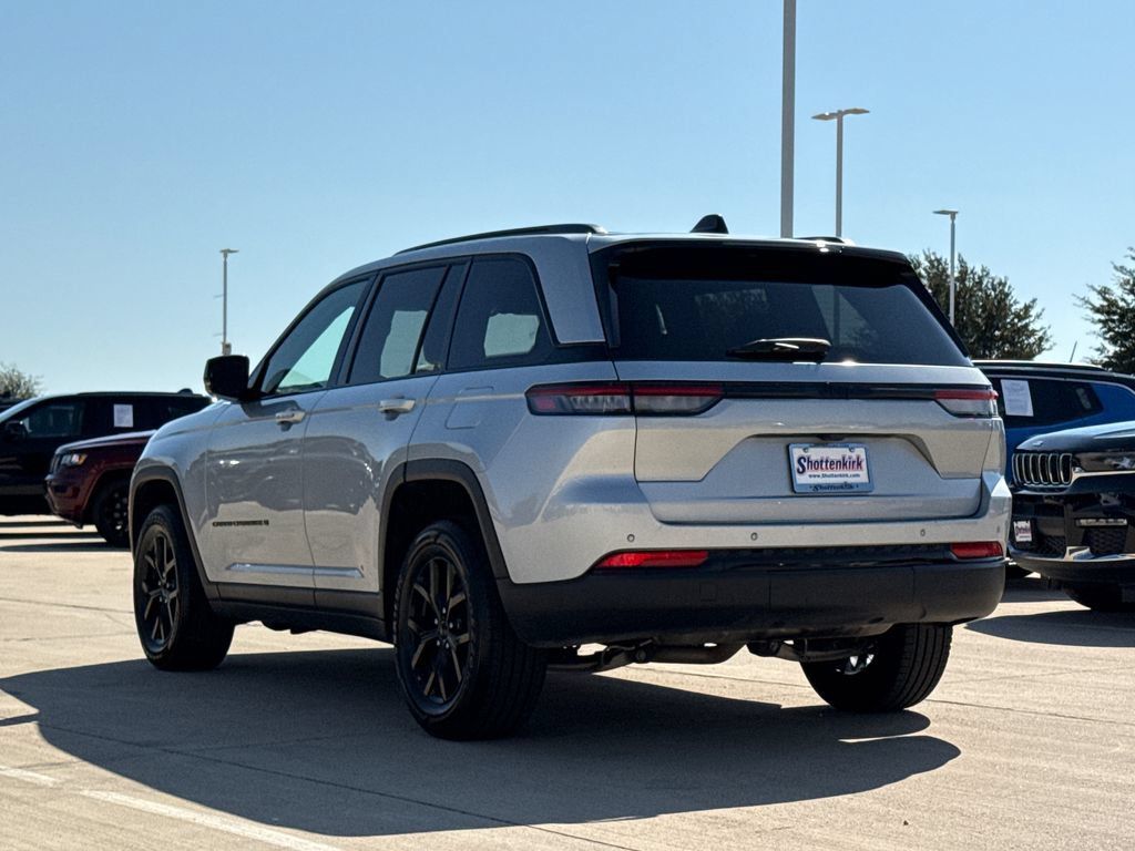 Used 2024 Jeep Grand Cherokee Altitude RWD image 6