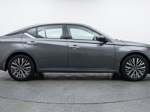 Used 2025 Nissan Altima 2.5 SV FWD image 11