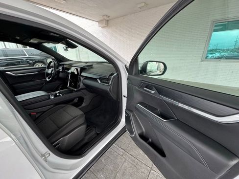 Used 2025 GMC Acadia Elevation image 15