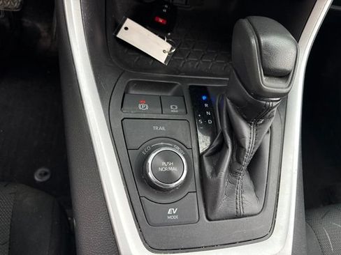 Used 2021 Toyota RAV4 XLE AWD/4WD image 23