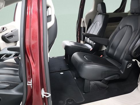 Used 2017 Chrysler Pacifica Touring-L FWD image 23
