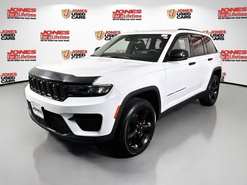 Used 2023 Jeep Grand Cherokee Altitude AWD/4WD image 13