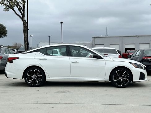 Used 2024 Nissan Altima 2.5 SR FWD image 3