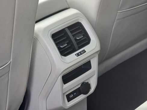 Used 2022 Volkswagen Tiguan SE image 18