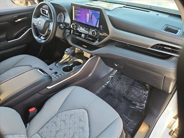 Used 2023 Toyota Highlander Bronze Edition FWD image 29