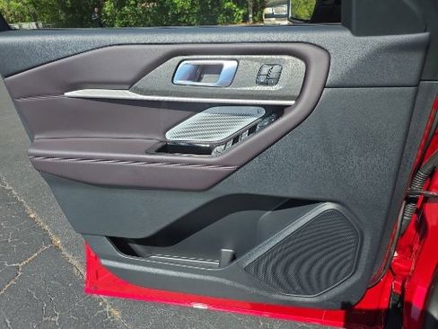Certified 2025 Ford Explorer Platinum RWD image 8