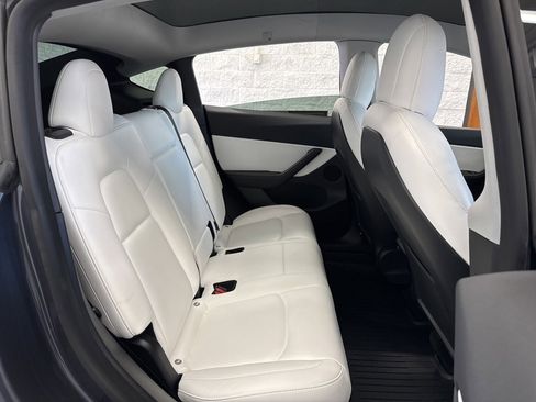 Used 2021 Tesla Model Y Long Range image 35
