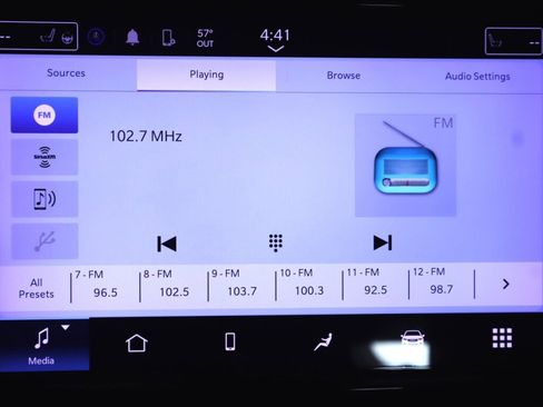 Used 2023 Chrysler Pacifica Touring-L FWD image 16
