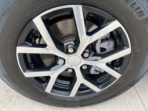 Used 2023 Jeep Grand Cherokee L Limited w/ Luxury Tech Group II AWD/4WD image 9