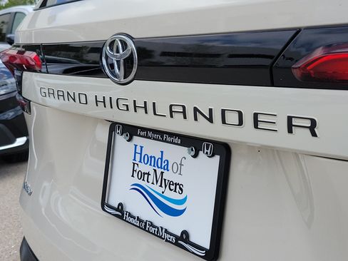 Used 2024 Toyota Grand Highlander XLE FWD image 12