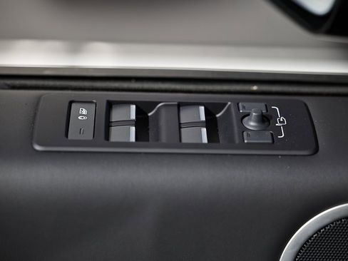 New 2025 Land Rover Discovery Metropolitan Edition image 18