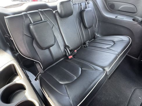 Used 2025 Chrysler Pacifica Limited FWD image 20