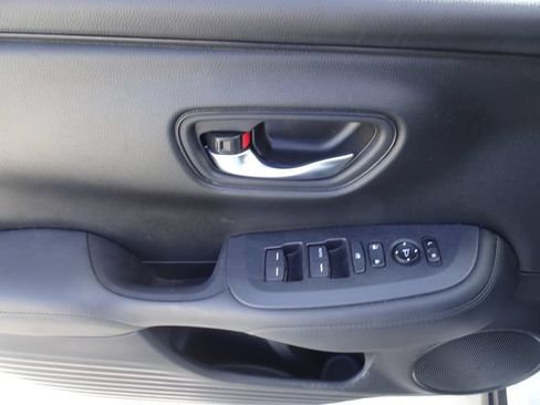 Certified 2025 Honda HR-V LX image 8