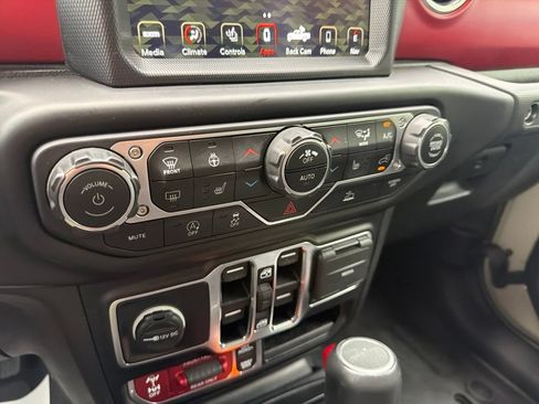 Used 2022 Jeep Gladiator Rubicon w/ Cold Weather Group AWD/4WD image 32