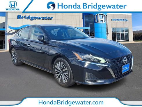 Used 2025 Nissan Altima 2.5 SV image 1