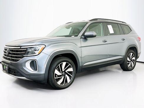 Used 2025 Volkswagen Atlas SE image 3
