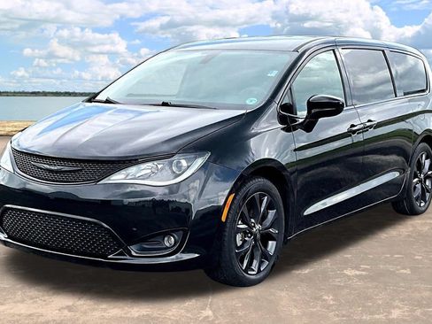 Used 2020 Chrysler Pacifica Touring w/ S Appearance Package FWD image 4