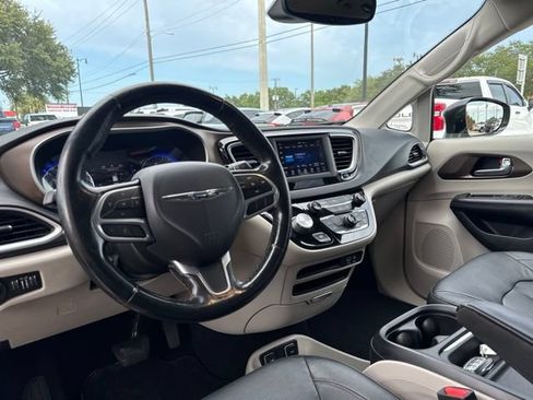 Used 2019 Chrysler Pacifica Touring-L FWD image 18