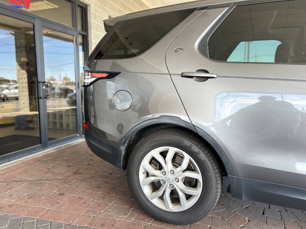 Used 2018 Land Rover Discovery SE AWD/4WD image 21