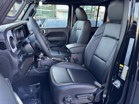 Used 2025 Jeep Wrangler Willys image 15