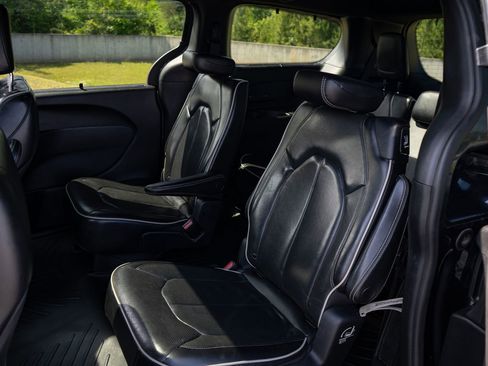 Used 2019 Chrysler Pacifica Limited w/ S Appearance Package FWD image 19