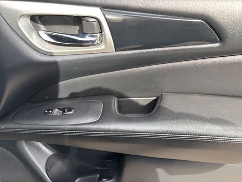 Used 2020 Nissan Pathfinder SV image 38