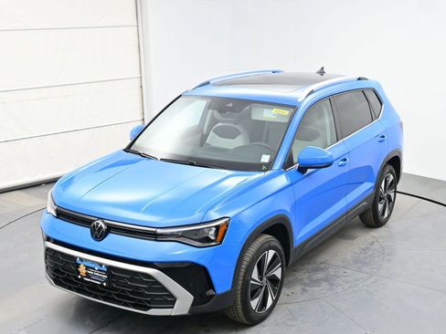 Used 2025 Volkswagen Taos SE w/ Panoramic Sunroof Package image 32