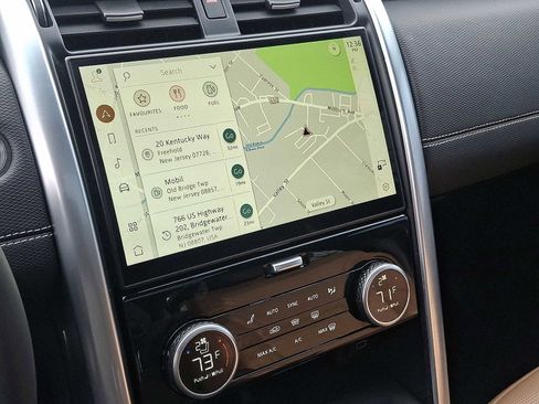 Used 2024 Land Rover Discovery Dynamic SE image 14