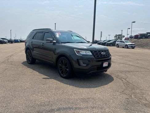 Used 2017 Ford Explorer XLT w/ Equipment Group 202A AWD/4WD image 7