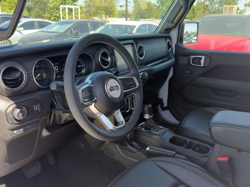 Used 2023 Jeep Wrangler Unlimited Sahara AWD/4WD image 6