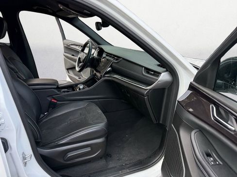 Used 2022 Jeep Grand Cherokee L Laredo image 14