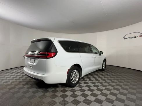 Used 2023 Chrysler Pacifica Touring-L image 8
