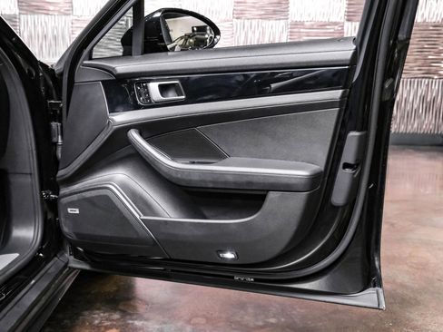 Used 2018 Porsche Panamera 4 image 41