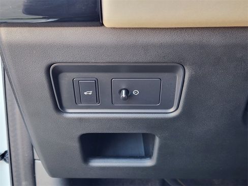 Used 2018 Land Rover Discovery SE image 21